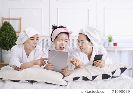 Happiness people lifestyle, smiling active senior ladies 158 71690059