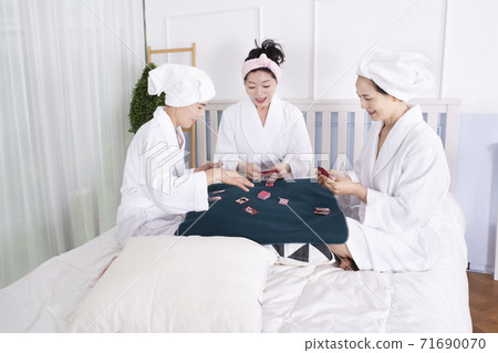 Happiness people lifestyle, smiling active senior ladies 169 71690070