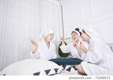 Happiness people lifestyle, smiling active senior ladies 175 71690075