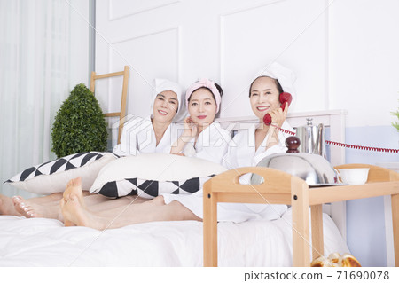 Happiness people lifestyle, smiling active senior ladies 177 Happiness people lifestyle, smiling active senior ladies 177 71690078