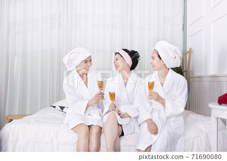 Happiness people lifestyle, smiling active senior ladies 179 Happiness people lifestyle, smiling active senior ladies 179 71690080