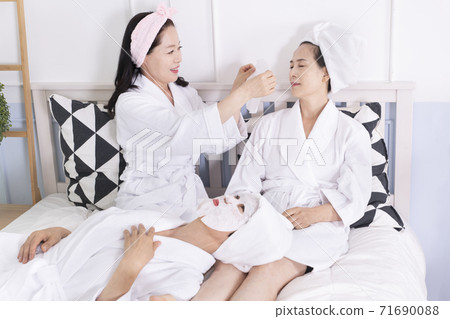 Happiness people lifestyle, smiling active senior ladies 187 Happiness people lifestyle, smiling active senior ladies 187 71690088