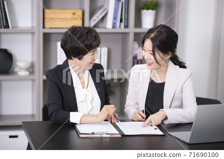 Happiness people lifestyle, senior businesswoman in office 011 Happiness people lifestyle, senior businesswoman in office 011 71690100