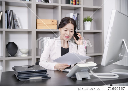 Happiness people lifestyle, senior businesswoman in office 069 71690167