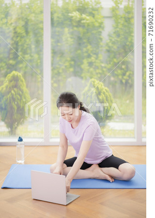 Happiness and healthy lifestyle 009 71690232