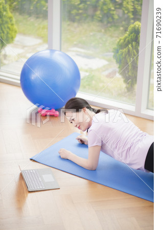Happiness and healthy lifestyle 013 71690239