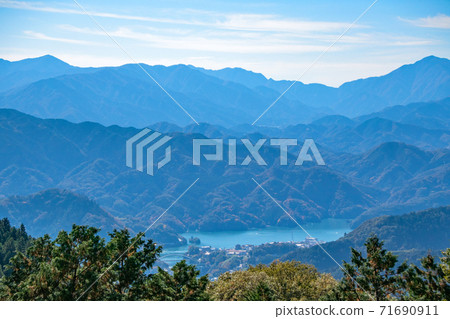 東京都高尾神場自然公園從景神山眺望相模湖和山頂 照片素材 圖片 圖庫