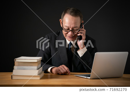 企業形象男人談智能手機 71692270