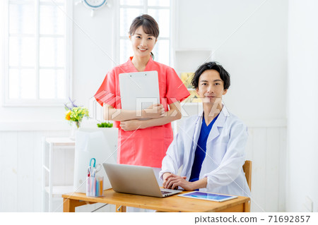 男醫生和護士的形象 71692857