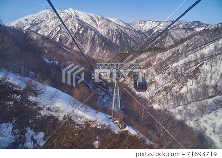 冬天從群馬縣水上町的谷川町高空索道望向白鶴門 冬天從群馬縣水上町的谷川町高空索道望向白鶴門 71693719