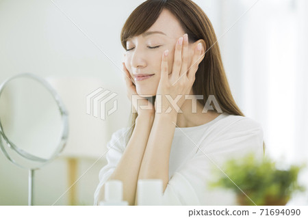 Middle women's skin care beauty 71694090