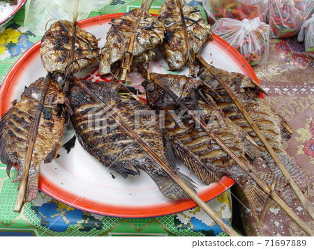 Grilled fish (Luang Prabang / Laos) 71697889