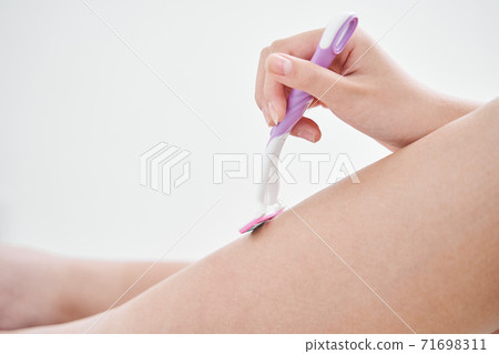 日本初中女孩用剃刀治療廢頭髮 日本初中女孩用剃刀治療廢頭髮 71698311