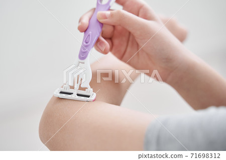 Japanese female junior high school student who treats unwanted hair with a razor 71698312