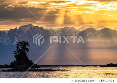 《富山縣》多雨的海岸,黎明時分,朝陽 《富山縣》多雨的海岸,黎明時分,朝陽 71699894