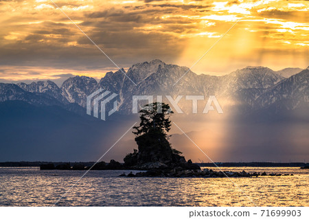 《Toyama Prefecture》 Dawn on the Amaharashi coast, the rising sun 71699903