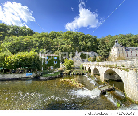 Bridge leading to the center of Brantome 71700148