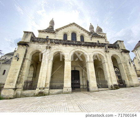 Looking up a church in Perigueux Looking up a church in Perigueux 71700164