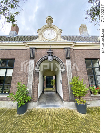 Sundial in a courtyard in Haarlem Sundial in a courtyard in Haarlem 71700257