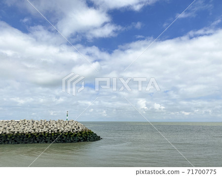 Pole at the entrance of the port in Cadzand, The Netherlands 71700775