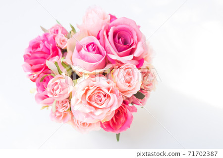A bouquet of romantic pink roses (artificial flowers) 71702387