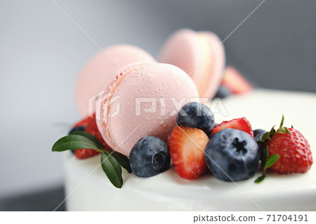 close up view of cake decorated with fresh strawberries, close up view of cake decorated with fresh strawberries, 71704191