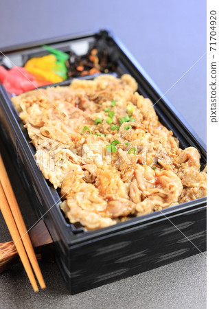 Delicious Japanese black beef yakiniku bento Delicious Japanese black beef yakiniku bento 71704920