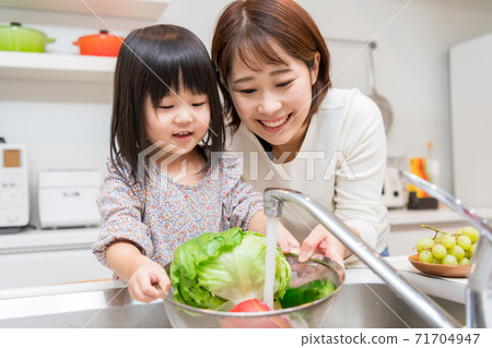 幫助在廚房裡的小女孩 71704947