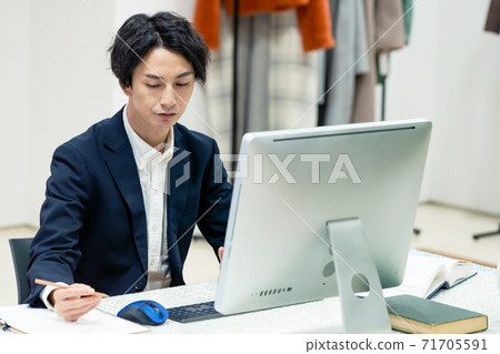 A man working in the office 71705591