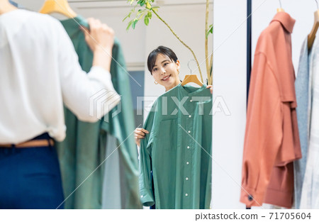 女士服裝店挑選衣服 71705604