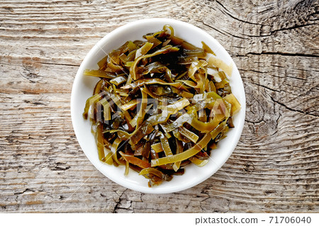 Bowl of laminaria seaweed, from above Bowl of laminaria seaweed, from above 71706040