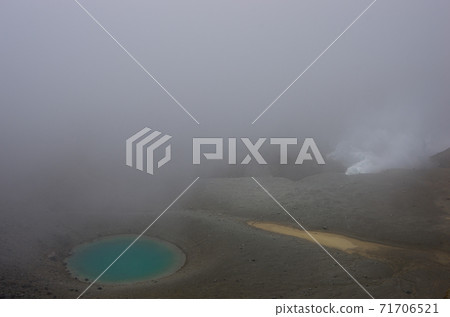 在北海道足利郡的日本100座著名山脈的夏天 從meakandake山頂部看到的火山湖和火山口蒸 照片素材 圖片 圖庫 在北海道足利郡的日本100座著名山脈的夏天 從meakandake山頂部看到的火山湖和火山口蒸 照片素材 圖片 圖庫