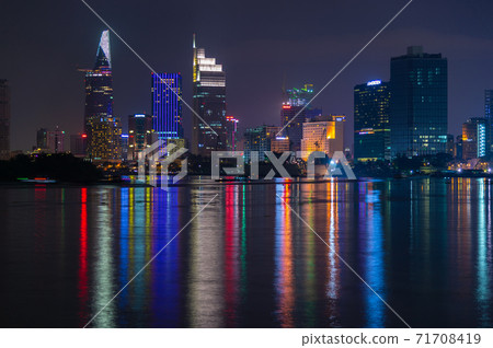 越南胡志明市西貢河的夜景 越南胡志明市西貢河的夜景 71708419