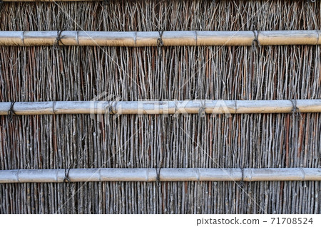 Japanese-style wall that combines wood and bamboo 71708524