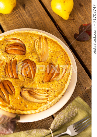 Delicious pear pie from yellow pears on a wooden background Delicious pear pie from yellow pears on a wooden background 71708747