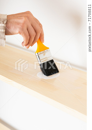 Painter varnishes the bookshelf Painter varnishes the bookshelf 71708811