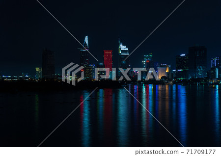 越南胡志明市西貢河的夜景 越南胡志明市西貢河的夜景 71709177