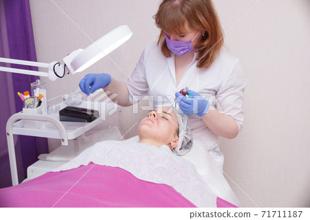 The process of mesotarpia with the introduction of serum under the skin The process of mesotarpia with the introduction of serum under the skin 71711187