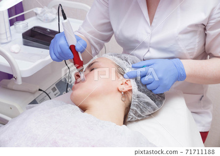 The process of mesotarpia with the introduction of serum under the skin 71711188