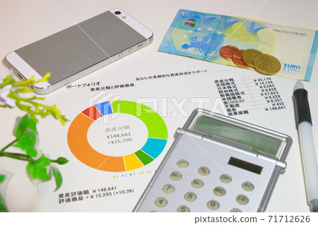 Asset Management Image_Portfolio Graph and Euro Banknotes 71712626