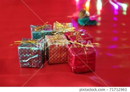 聖誕禮物放在紅布上 聖誕禮物放在紅布上 71712963