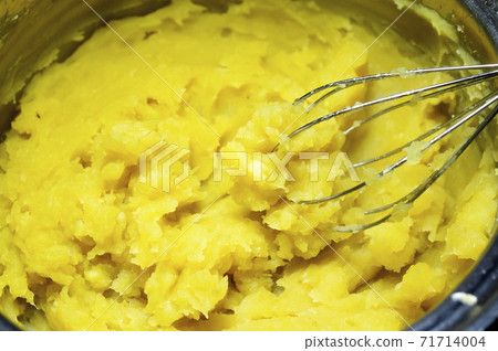 Crush the sweet potatoes Crush the sweet potatoes 71714004