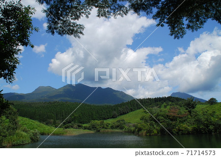 Kuju Mountain Range (Hikotaro Pond) 71714573