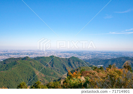 東京都高尾神場自然公園從京神山頂到市中心的景色 照片素材 圖片 圖庫