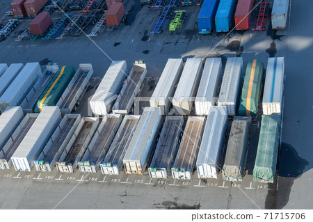 Shibaura Wharf container group seen from Rainbow Bridge 71715706