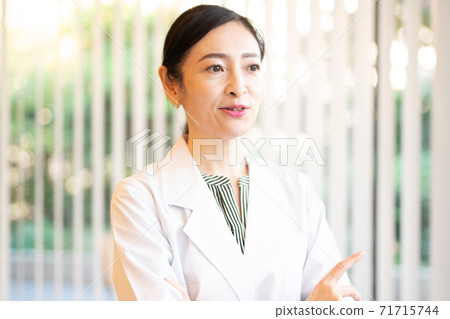 Female researcher / doctor, female manager, change of job Female researcher / doctor, female manager, change of job 71715744