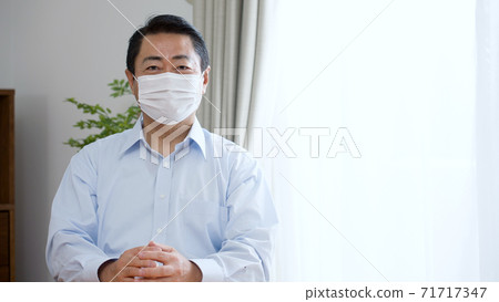 戴著面具的中年男子 71717347