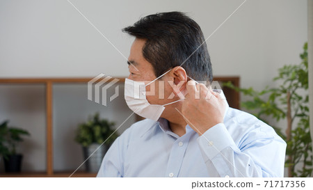 戴著面具的中年男子 71717356