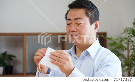 戴著面具的中年男子 71717357