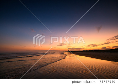 Kujukuri beach at dusk 71717519